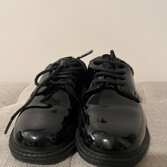 Sleek Black Patent Leather Men's Oxfords - Picture 3 of 5